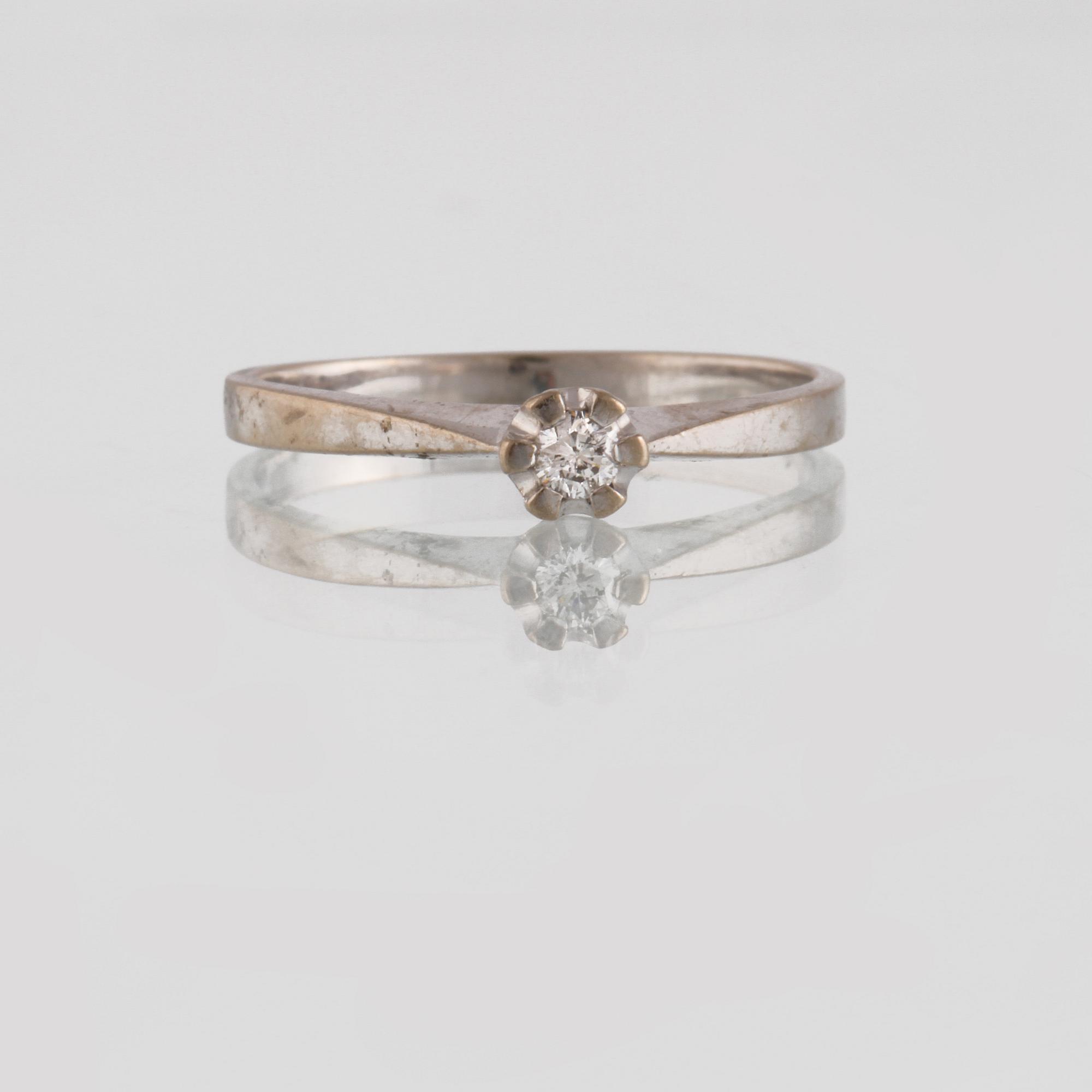 RING, 18K vitguld med briljantslipad diamant 0.10 ct, Iduna, Varberg. Vikt 2,9 gram.