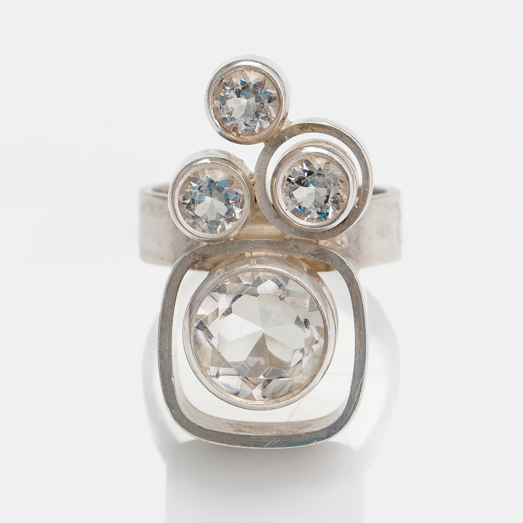 Elis Kauppi, Ring "Fjällbäck", sterlingsilver och bergskristall. Kupittaan kulta, Åbo.