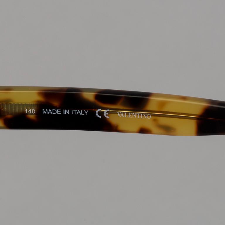 SOLGLASÖGON, Valentino.