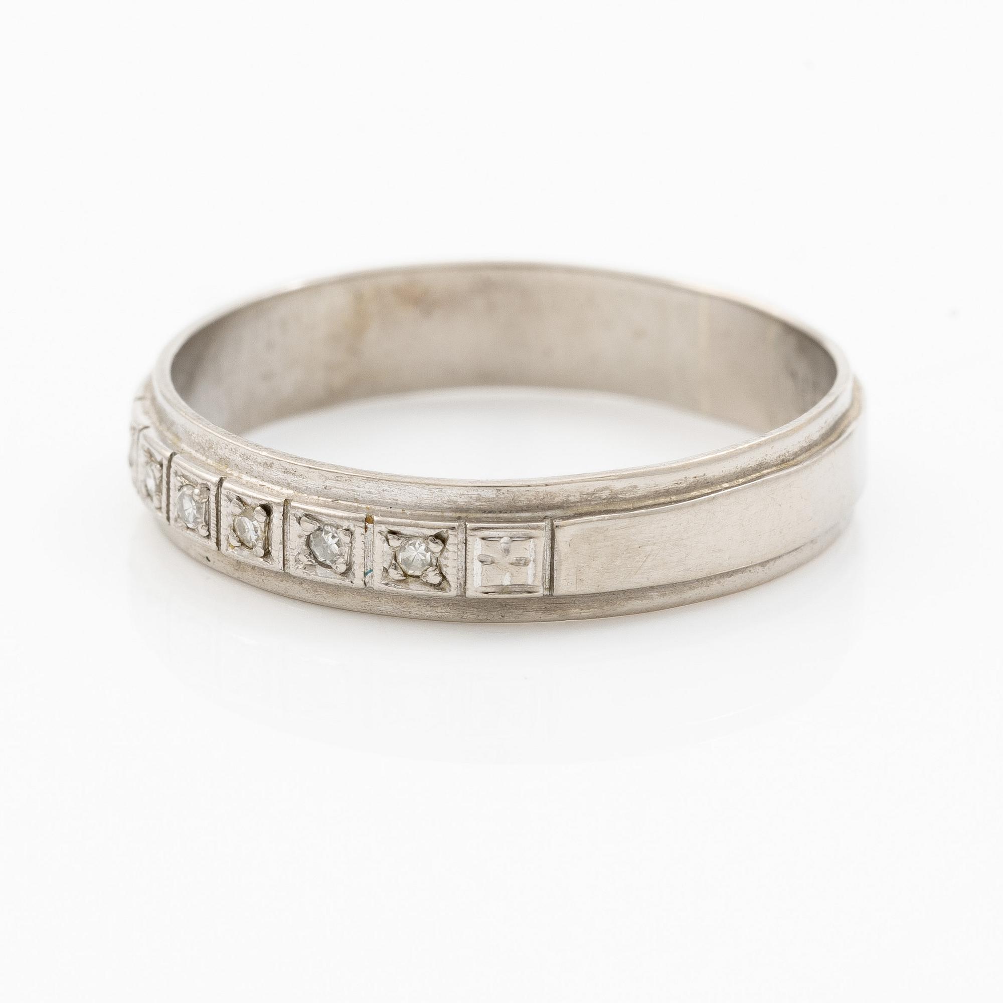Ring halvallians 18K vitguld med små åttkantslipade diamanter.