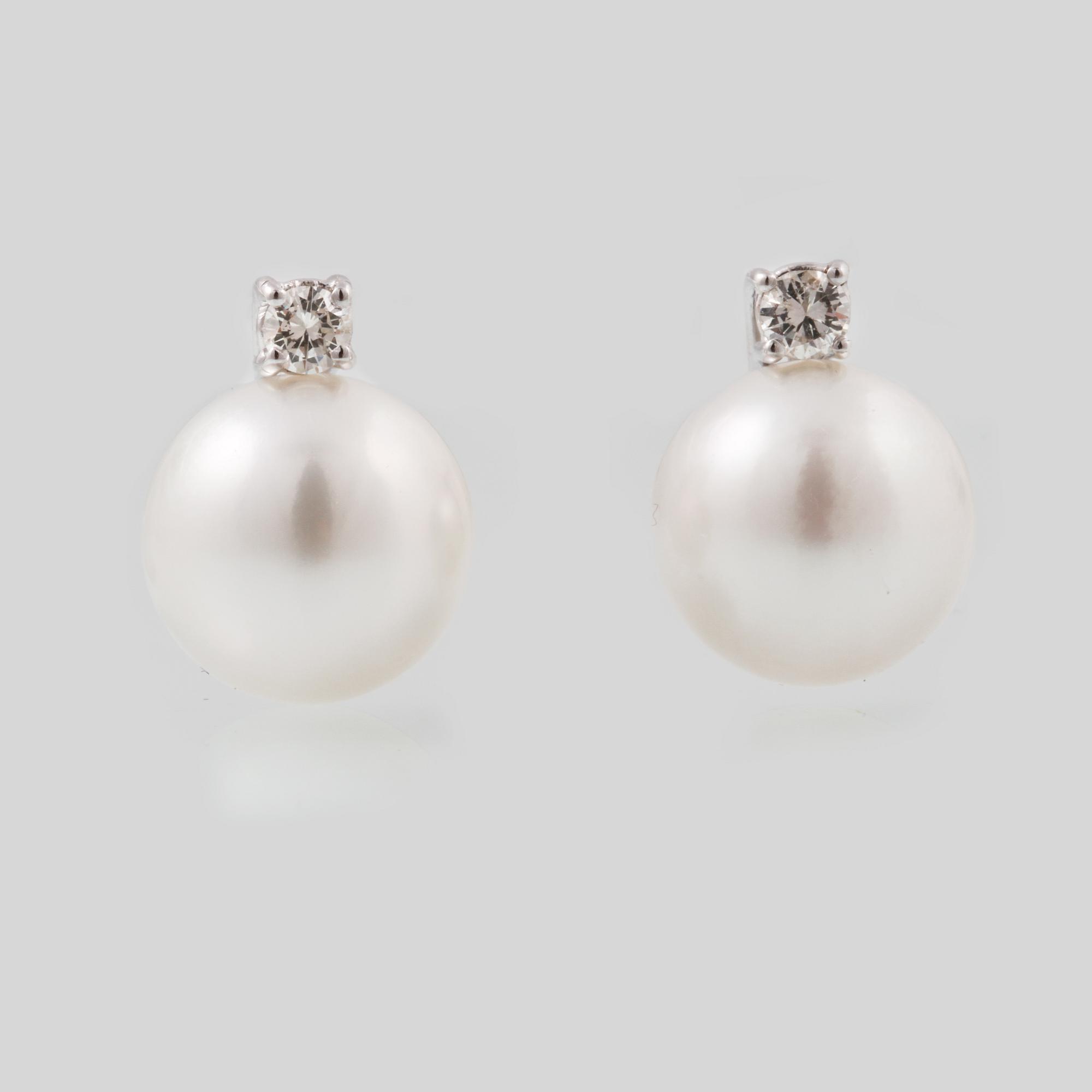 ÖRHÄNGEN, 18K vitguld med briljantslipade diamanter ca 0.39 ct samt odlade South Seapärlor. Vikt 10,1 gram.