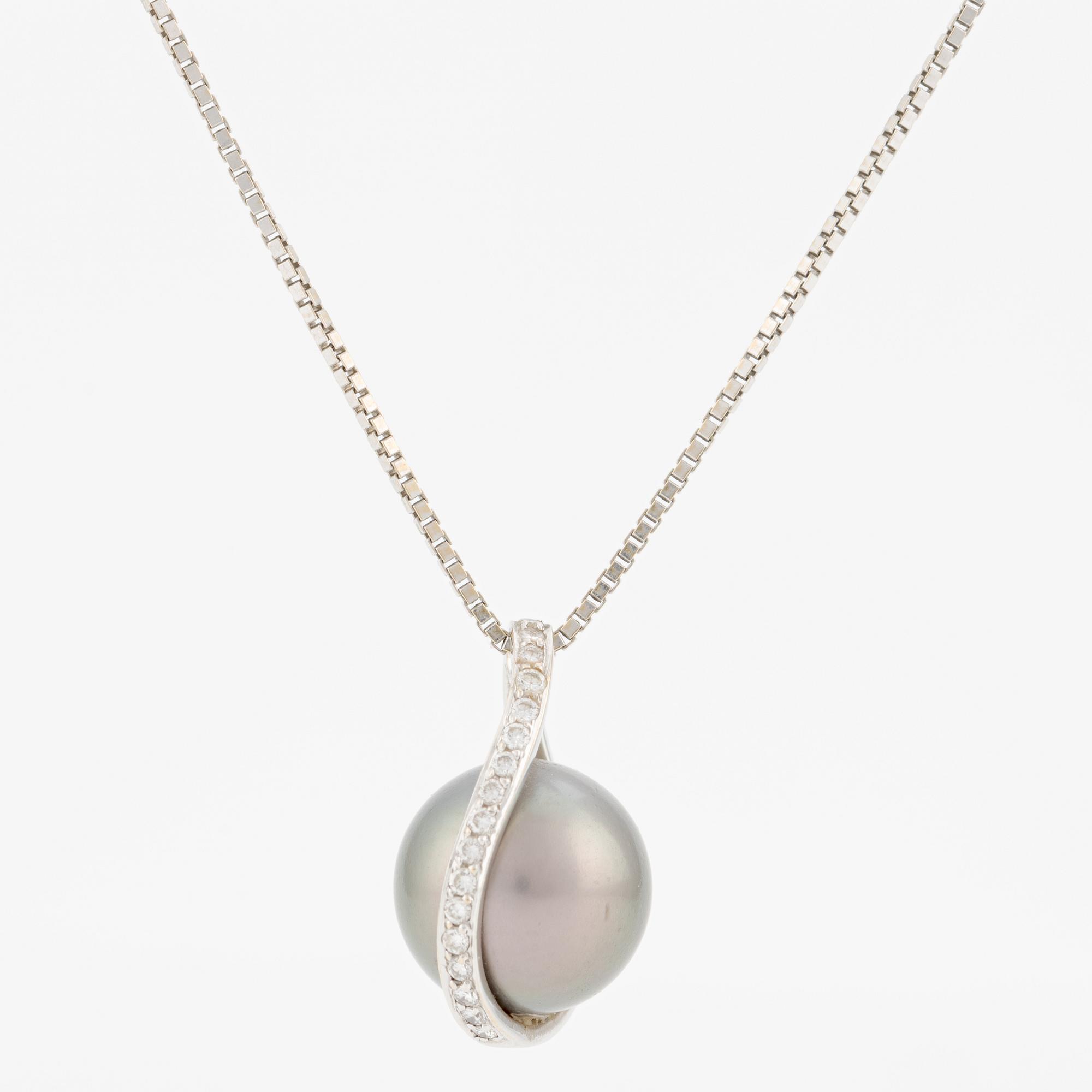Hänge med kedja 18K vitguld med en odlad Tahitipärla och runda briljantslipade diamanter.