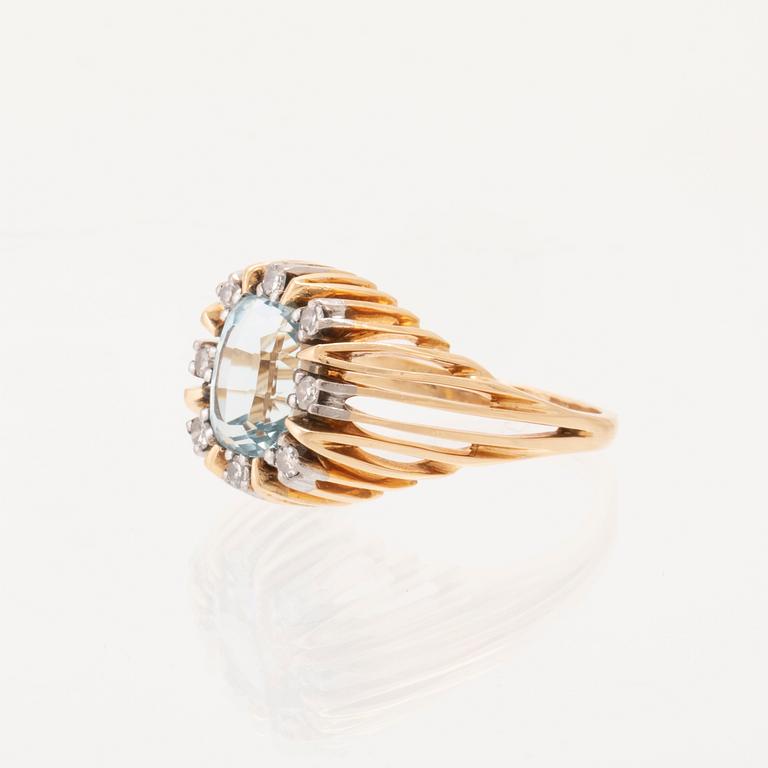 Ring 18K vitt och rött guld med ovalt fasetterad akvamarin samt runda enkelslipade diamanter.