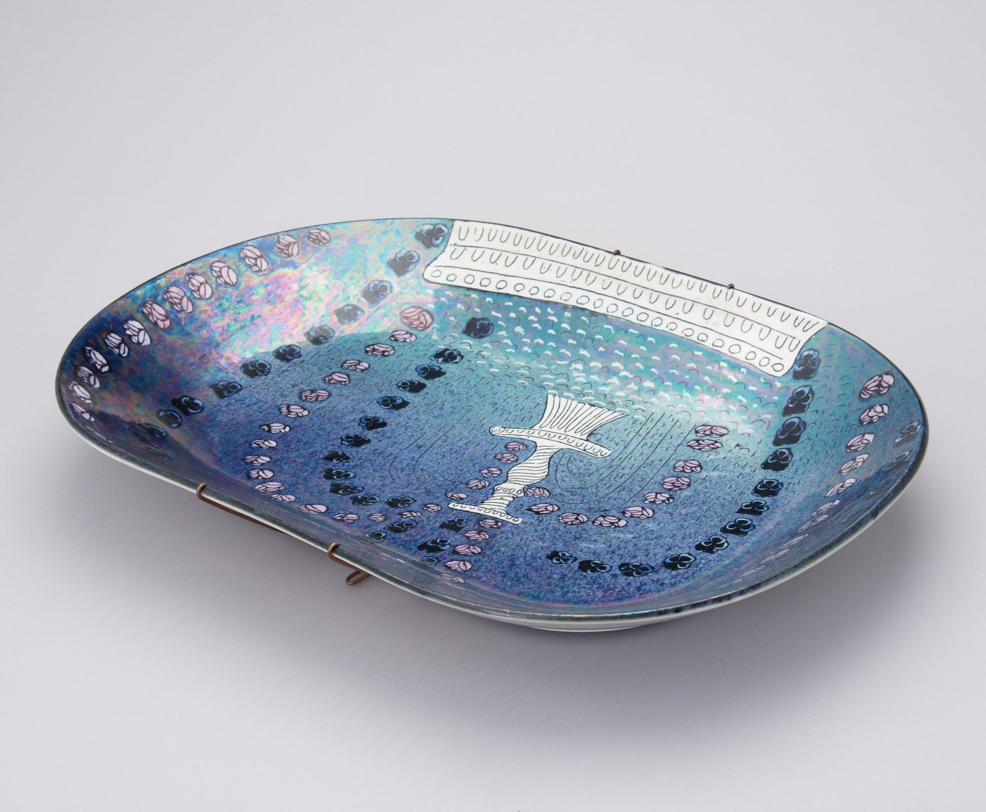 BIRGER KAIPIAINEN, A CERAMIC DISH. Pansy fountain. Signed Kaipiainen, Arabia. Late 1970s.