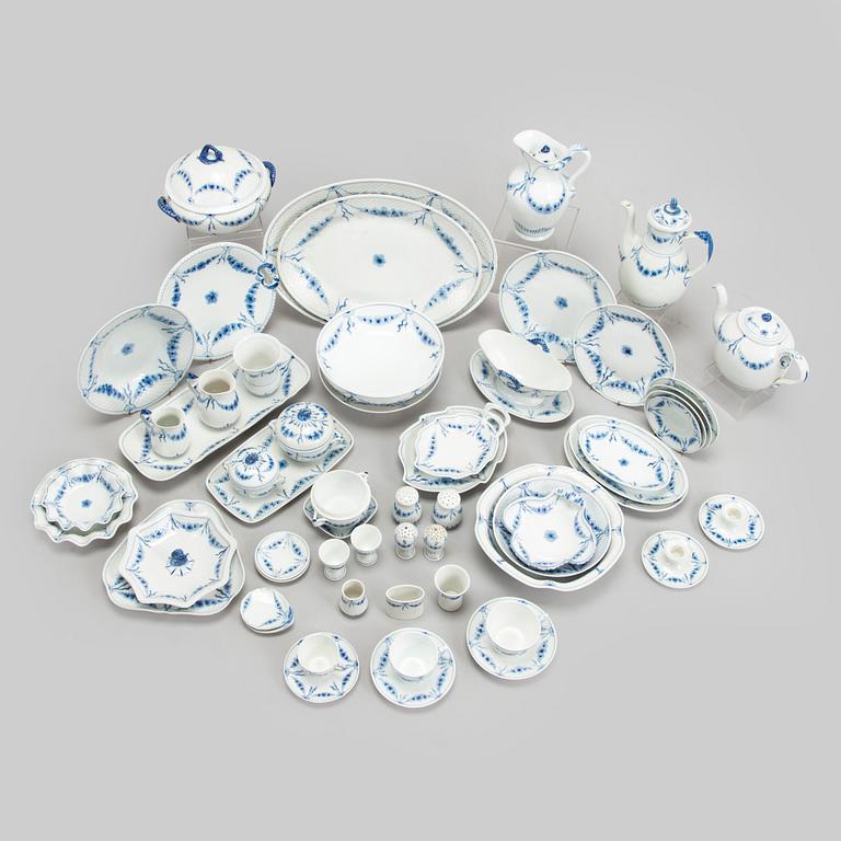 Harriet Bing, astiasto, 110 osaa, "Empire" posliini,  ja pöytäliina, Bing & Grøndahl Tanska.