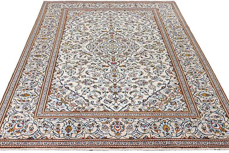 A Kashan carpet, c. 355 x 238 cm.