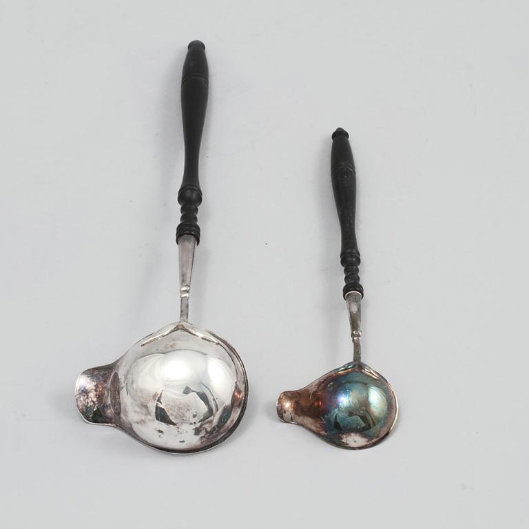 SÅSSLEVAR, 2 st, silver och svarvat trä, Ceson, Göteborg, 1981. Vikt 50 g.