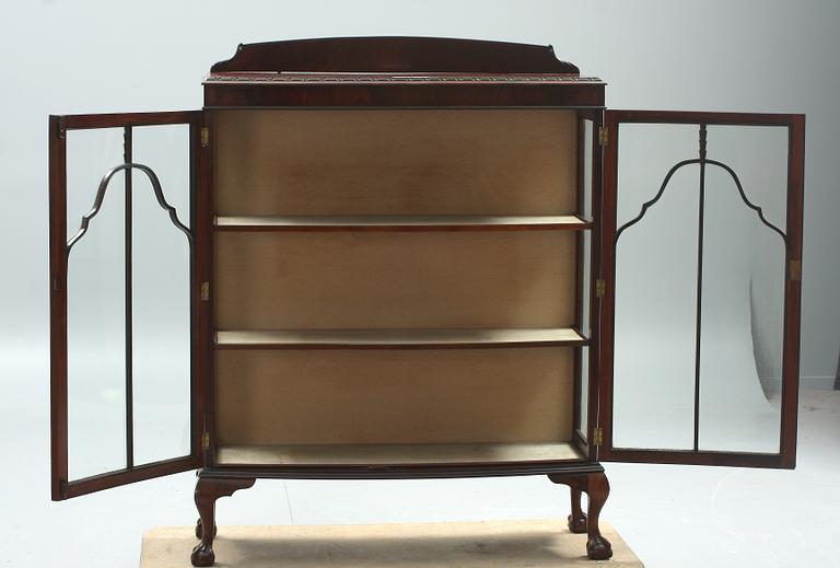 VITRINSKÅP, engelsk stil, 1900-talets första häft, England.