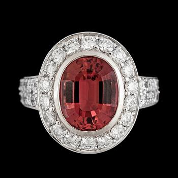 RING, fasettslipad rosa turmalin med briljantslipade diamanter, tot. ca 1.10 ct.