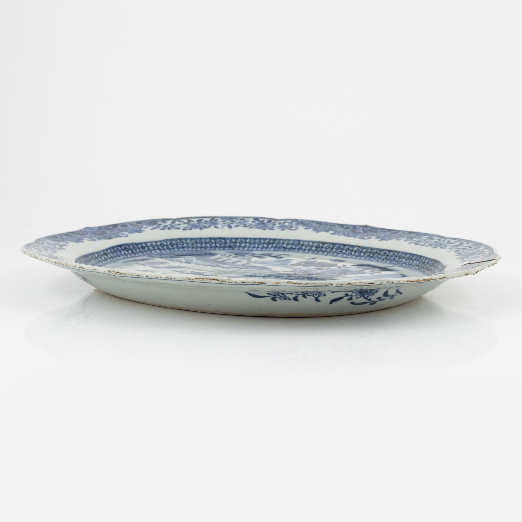 A blue and white Chinese porcelain charger, Qing Dynasty, Qianlong (1736-95).
