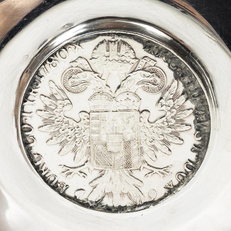 Bowl and tray, silver.