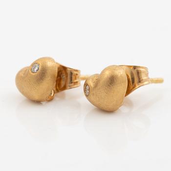 Ole Lynggaard a pair of earrings in 18K gold set with round brilliant-cut diamonds, in the shape of hearts.