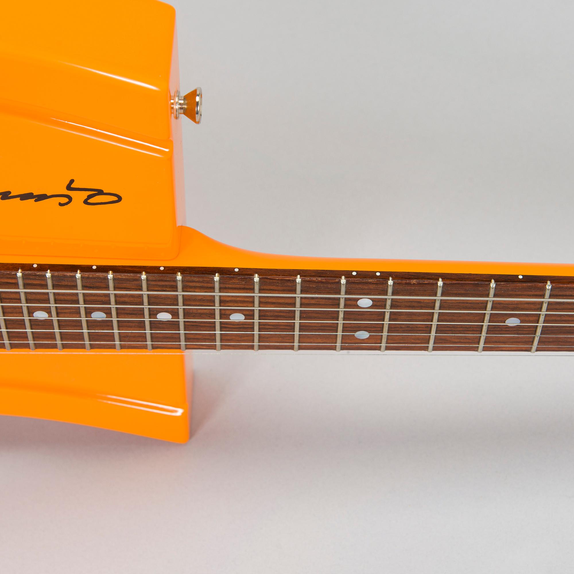 Eero Aarnio, kitara, " Copacabana Guitar", signeerattu Eero Aarnio, Lottonen Guitars, 2006.