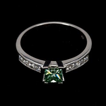 RING, vitguld 14K och diamanter. Grönfärgad mittsten 0,58 ct, SI2 och 8 sidostenar tot. 0,43 ct, H/VS. Vikt 3,6 g.