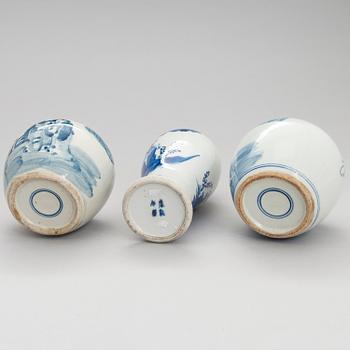 BOJANER, ett par, 1800-tal, och VAS, tidigt 1900-tal, porslin, Kina.