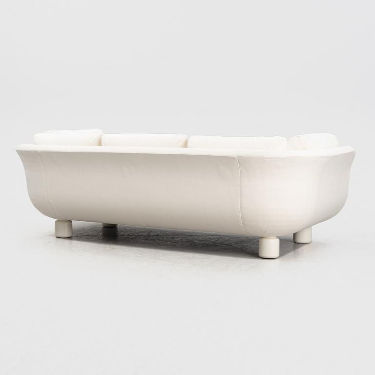 TAF Arkitekter, soffa, "Famna", Firma Svenskt Tenn, 2022.