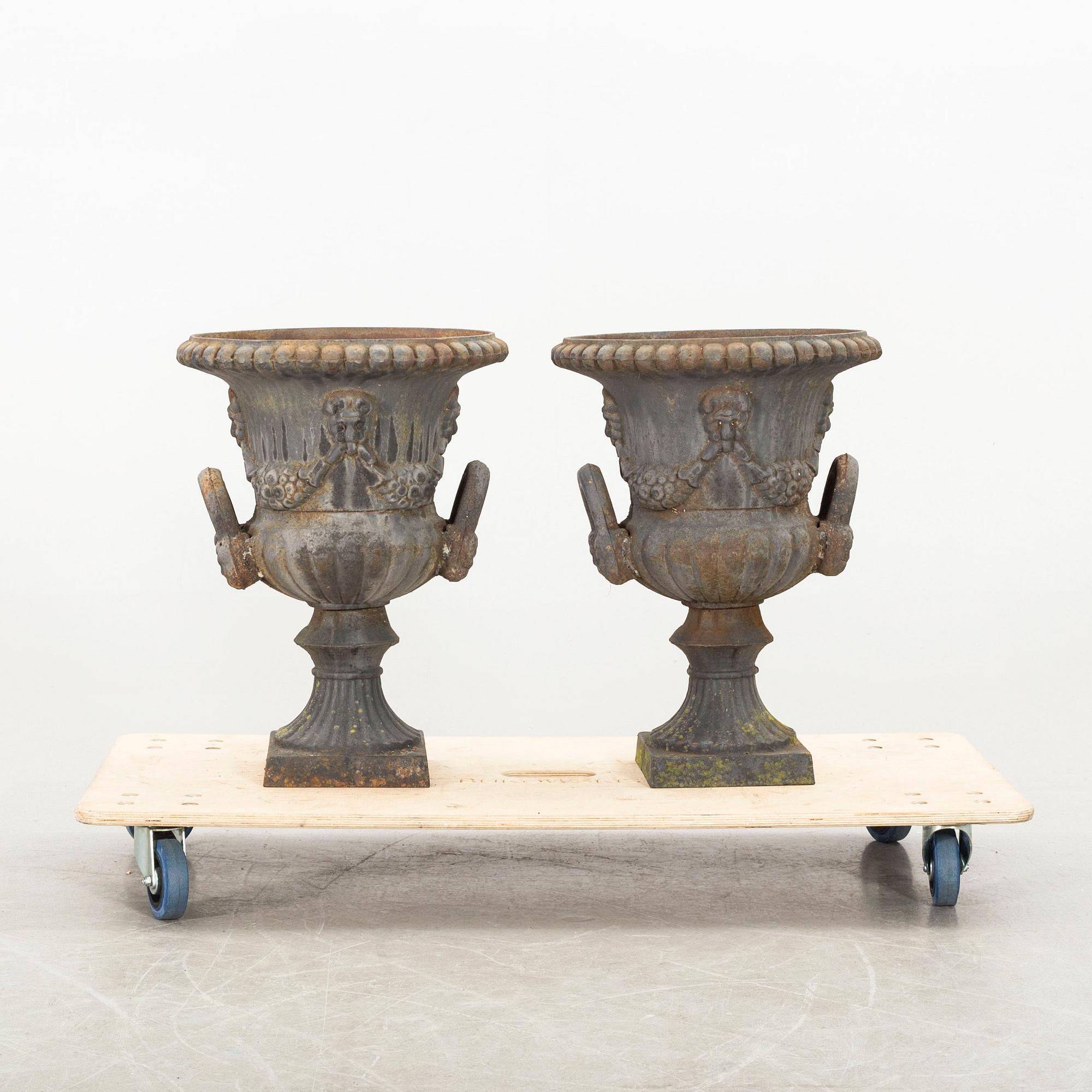 TRÄDGÅRDSURNOR ett par gjutjärn 1900-tal.