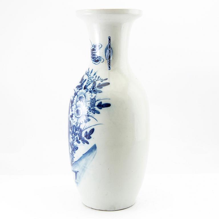 A blue and white Chinese vase, 20th century.