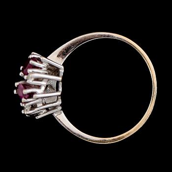 RING, 18K guld, rubiner och åttkantslipade diamanter tot ca 0.07 ct enligt gravyr. Total vikt ca 3 g.