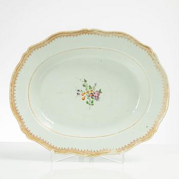 A famille rose serving dish, Qing dynasty, Qianlong (1736-95).