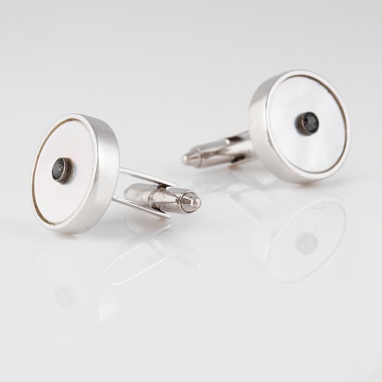 MANSCHETTKNAPPAR, 18K vitguld med briljantslipade svarta diamanter ca 0.04 ct samt pärlemor. Vikt 9,1 gram.