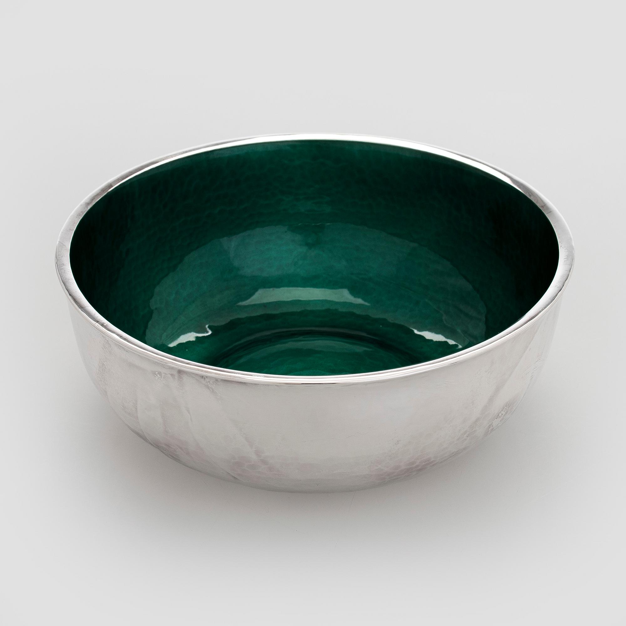 A. Tillander, skål, sterlingsilver och emalj, Åbo 2005.