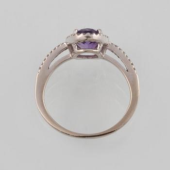 RING, 14K guld med ovalslipad ametist samt åttkantslipade diamanter. Vikt 2,4 gram.