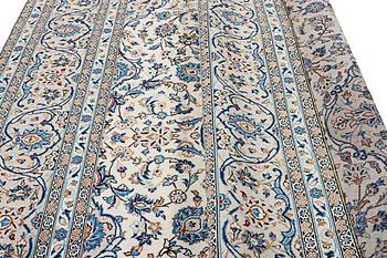 A Kashan carpet, c. 355 x 238 cm.