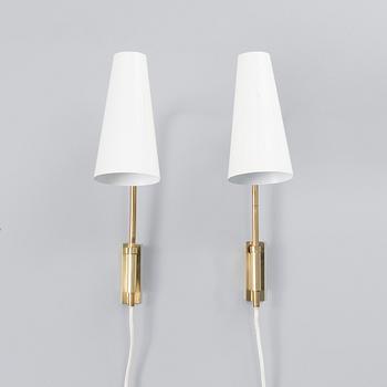 PAAVO TYNELL, A PAIR OF WALL LIGHTS. Manufacturer's stamp Idman. 1950s.