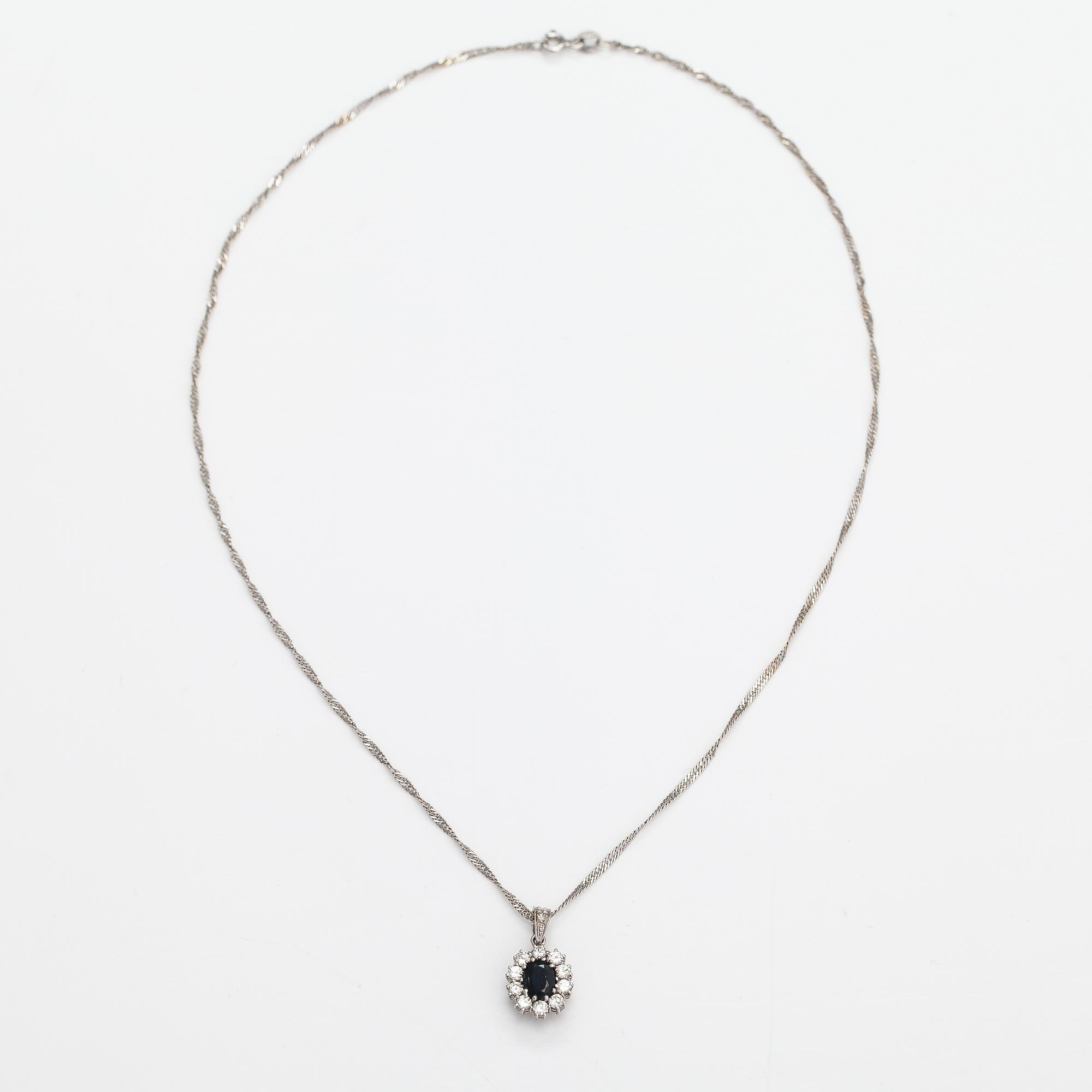 An 18K white gold necklace with a sapphire and diamonds ca. 0.60 ct in total.