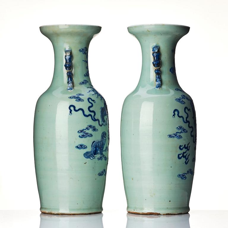 Vaser, ett par, porslin. Sen Qingdynasti/omkring 1900.