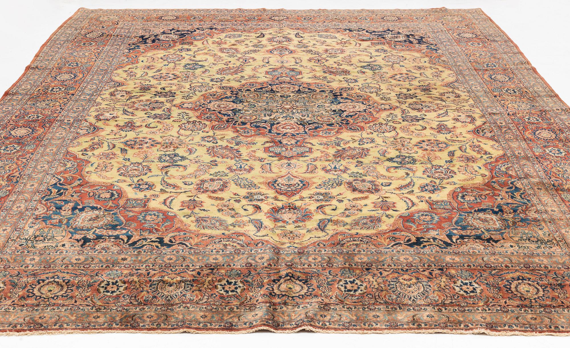 A semi-antique Kashan carpet, ca 426 x 305 cm.