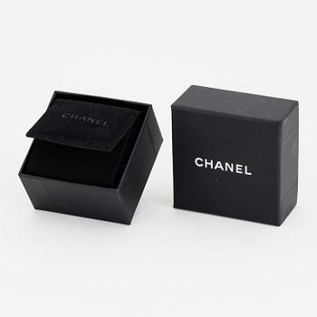 CHANEL, örhängen, logo i vitmetall.
