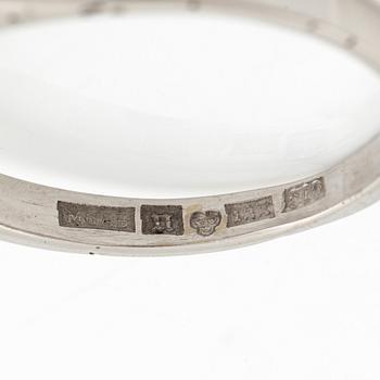 Ring, trestensring 18K vitguld med tre runda briljantslipade diamanter totalt 1.74 ct enligt gravyr.