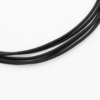 Bulgari collier läder med stållås.