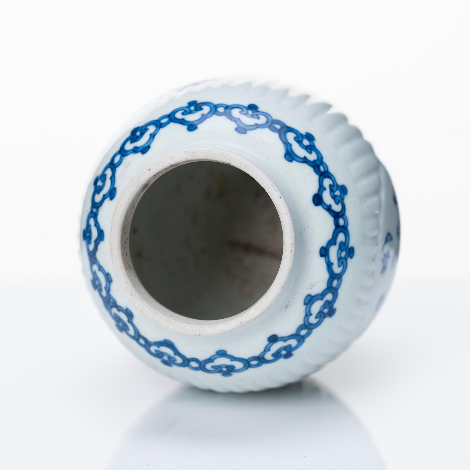 A blue and white tea caddy, Qing dynasty, Kangxi (1662-1722).