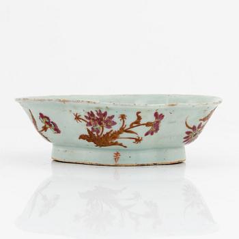 A porcelaine bowl, China, late 18th century.