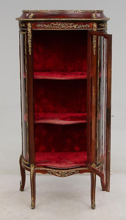 VITRINSKÅP, 1900-talets första hälft.