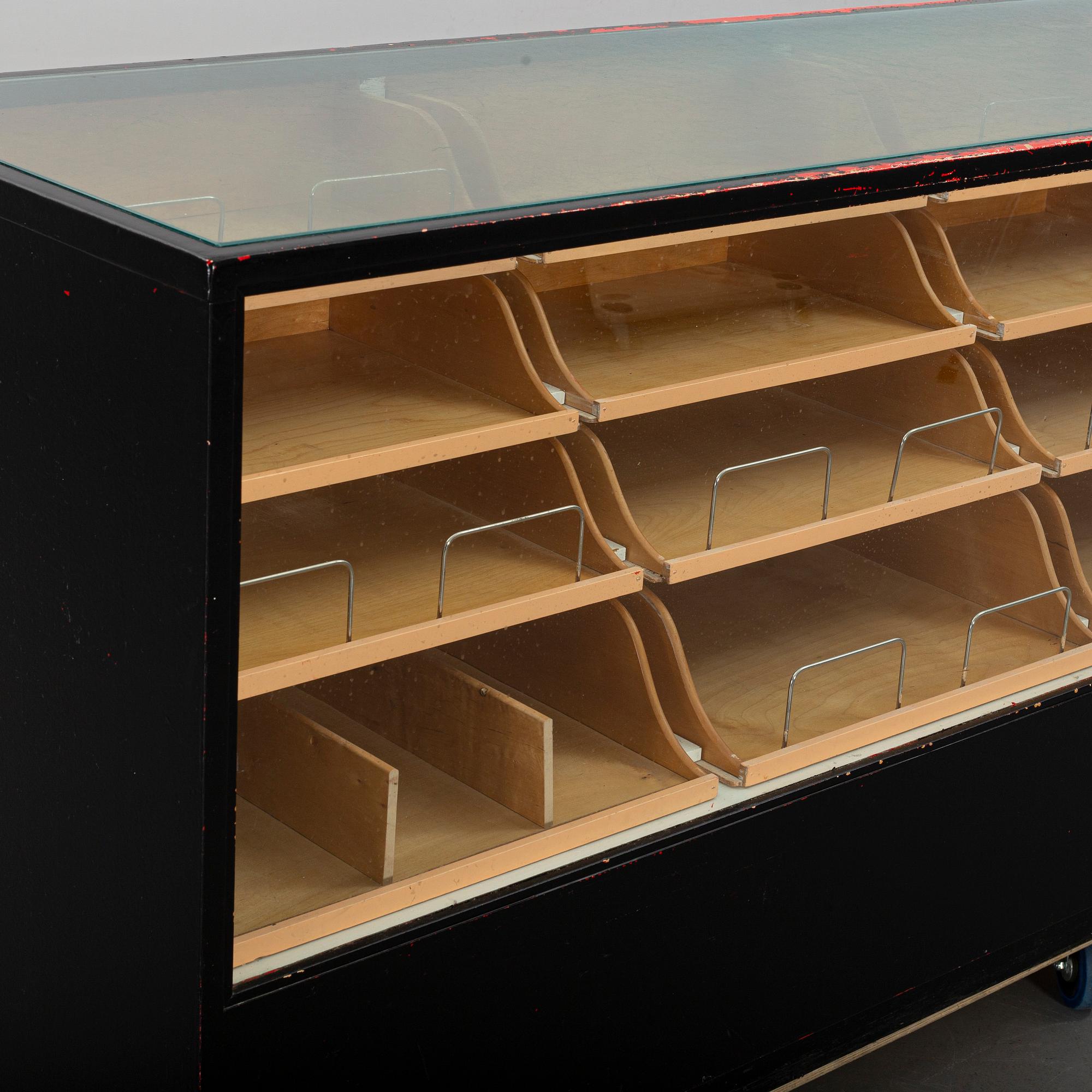 A first half of the 20th century chest of drawers.