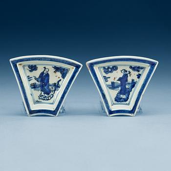 1780. DELAR till CABARET, två stycken porslin, Transition, 1600-tal.