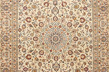 A Kashan carpet, a. 300 x 198 cm.
