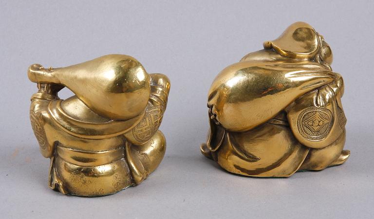 FIGURINER, 2 st, mässing, Kina. 1900-tal.