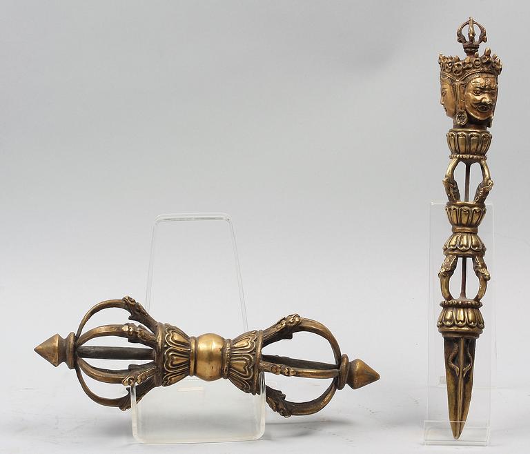 RELIGIÖSA FÖREMÅL, 2 st. Mässing. Tibet.