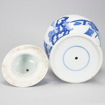 A blue and white jar with cover, Qing dynasty, 19th century.