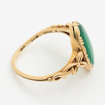 Ring 18K guld med grön sten.