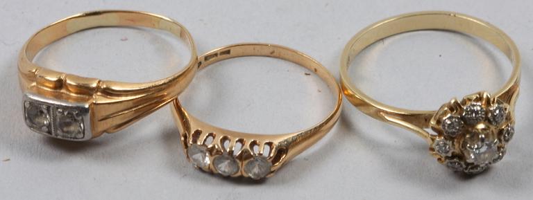 RINGAR, 3 st, guld. Briljanter resp strass.