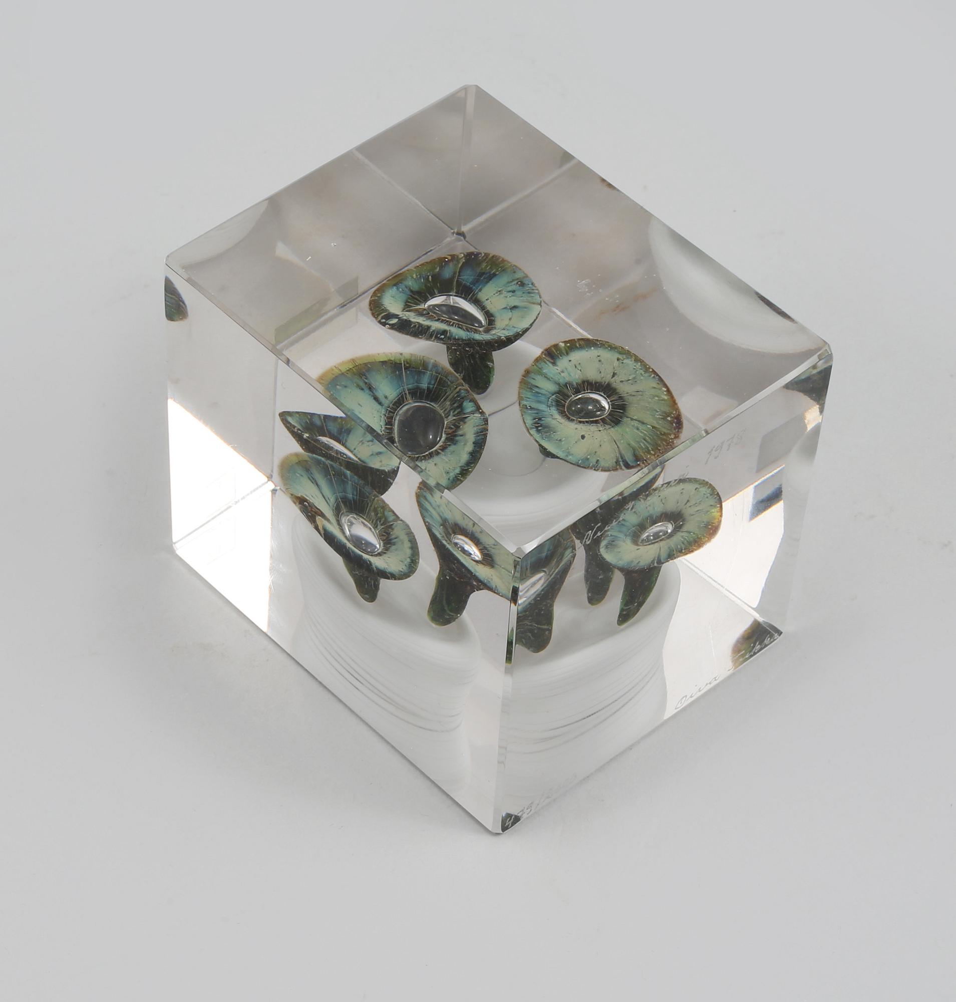 ÅRSKUB, glas, Oiva Toikka, Nuutajärvi,  signerad, numrerad 479/2000 samt daterad 1978.