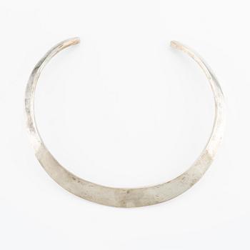 Maria Elmqvist, rigid neck ring, hammered sterling silver.
