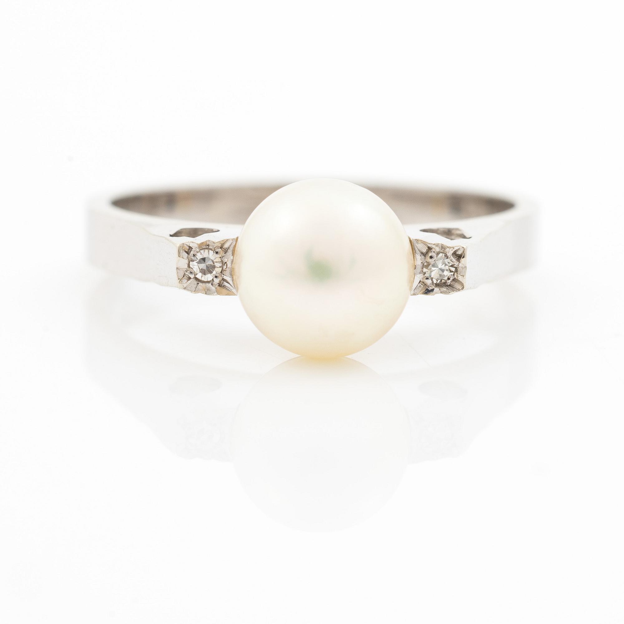 Ring 18K vitguld med odlad pärla och åttkantslipade diamanter.