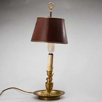 BOUILLOTTELAMPA, empirestil, förgylld brons och lackerad plåt, 1900-talets första hälft.